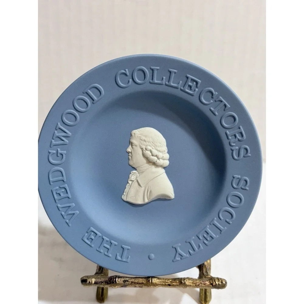 Wedgwood Collectors Society Blue/White Jasperware Relief Portrait Plate 4 1/2 in